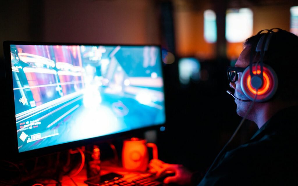 Gaming desk with a compact keyboard, mouse and monitors