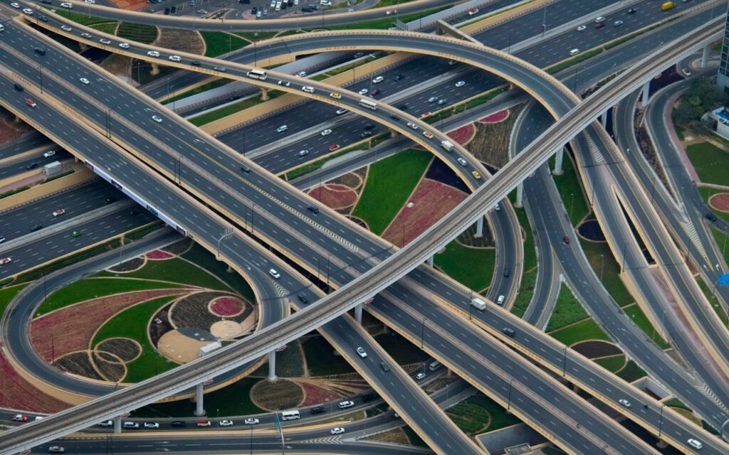 An aerial view of a busy freeway with several lanes of traffic